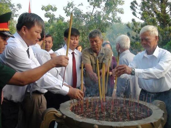 Lãnh đạo các huyện/thành phố: Viếng nghĩa trang liệt sĩ, thăm và tặng quà gia đình chính sách tiêu biểu 